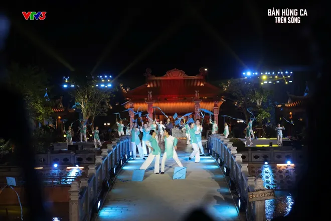 Bản h&ugrave;ng ca tr&ecirc;n s&ocirc;ng: Trang nghi&ecirc;m, x&uacute;c động v&agrave; gi&agrave;u sức lay động- Ảnh 13.