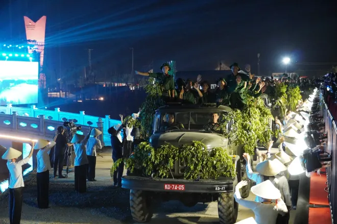 THTT 20h10 tr&ecirc;n VTV1 v&agrave; VTV8: Chương tr&igrave;nh nghệ thuật ch&iacute;nh luận "Bản h&ugrave;ng ca tr&ecirc;n s&ocirc;ng" - Ảnh 5.