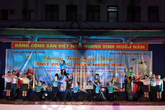 S&ocirc;i nổi chương tr&igrave;nh nghệ thuật &ldquo;Đất nước trọn niềm vui&rdquo; tại V&ugrave;ng 3 Hải qu&acirc;n- Ảnh 1.