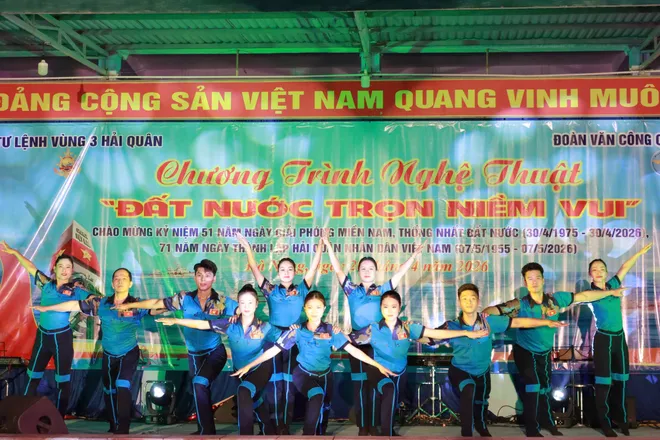S&ocirc;i nổi chương tr&igrave;nh nghệ thuật &ldquo;Đất nước trọn niềm vui&rdquo; tại V&ugrave;ng 3 Hải qu&acirc;n- Ảnh 2.
