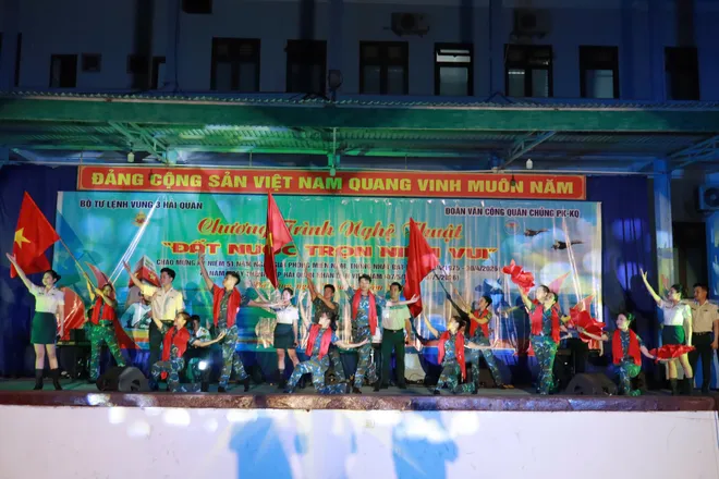 S&ocirc;i nổi chương tr&igrave;nh nghệ thuật &ldquo;Đất nước trọn niềm vui&rdquo; tại V&ugrave;ng 3 Hải qu&acirc;n- Ảnh 3.