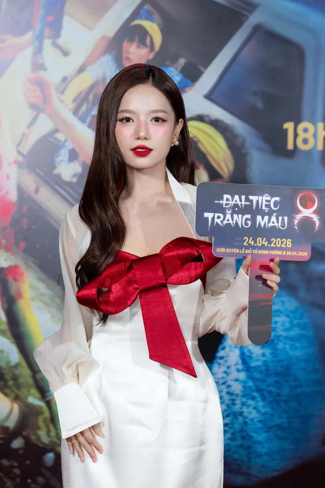 Đường đua phim dịp lễ 30/4 "nghẹ thở" từ thảm đỏ - Ảnh 9.