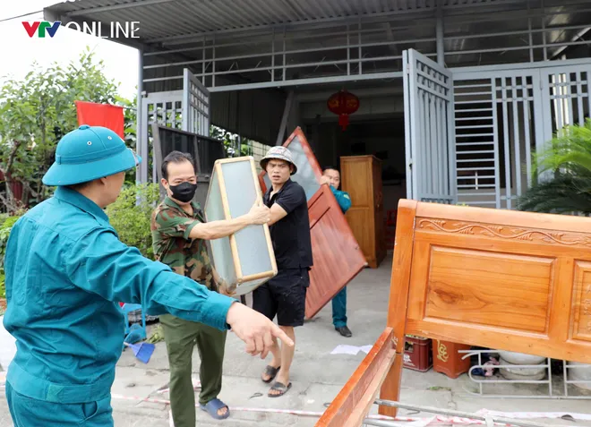 Ph&uacute; Thọ: M&ugrave;a nước cạn, bờ s&ocirc;ng Hồng sạt lở nghi&ecirc;m trọng: Khẩn cấp di dời 12 hộ d&acirc;n - Ảnh 3.