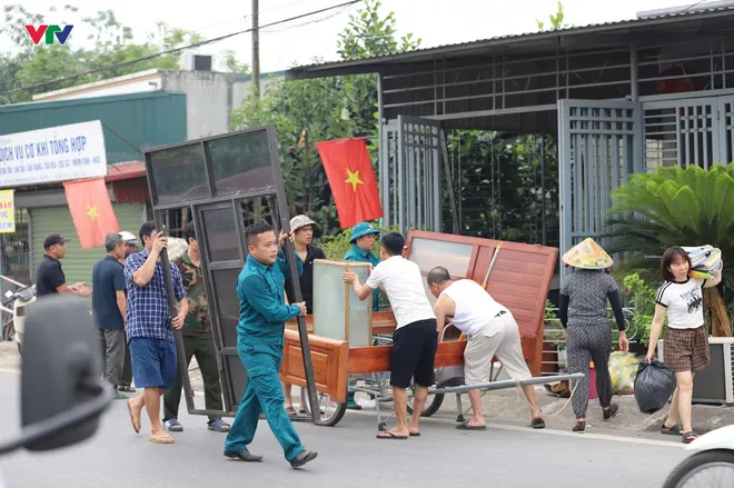 Ph&uacute; Thọ: M&ugrave;a nước cạn, bờ s&ocirc;ng Hồng sạt lở nghi&ecirc;m trọng: Khẩn cấp di dời 12 hộ d&acirc;n - Ảnh 5.
