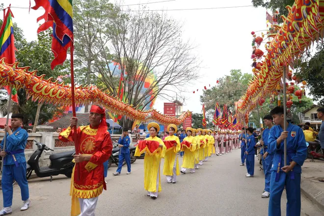 Trang nghi&ecirc;m nghi thức d&acirc;ng hương tưởng niệm Đức Quốc Tổ Lạc Long Qu&acirc;n tại Lễ hội B&igrave;nh Đ&agrave; 2026- Ảnh 11.