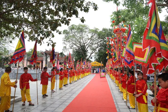 Trang nghi&ecirc;m nghi thức d&acirc;ng hương tưởng niệm Đức Quốc Tổ Lạc Long Qu&acirc;n tại Lễ hội B&igrave;nh Đ&agrave; 2026- Ảnh 10.