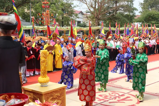 Trang nghi&ecirc;m nghi thức d&acirc;ng hương tưởng niệm Đức Quốc Tổ Lạc Long Qu&acirc;n tại Lễ hội B&igrave;nh Đ&agrave; 2026- Ảnh 3.