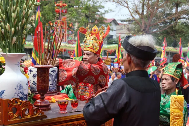 Trang nghi&ecirc;m nghi thức d&acirc;ng hương tưởng niệm Đức Quốc Tổ Lạc Long Qu&acirc;n tại Lễ hội B&igrave;nh Đ&agrave; 2026- Ảnh 2.