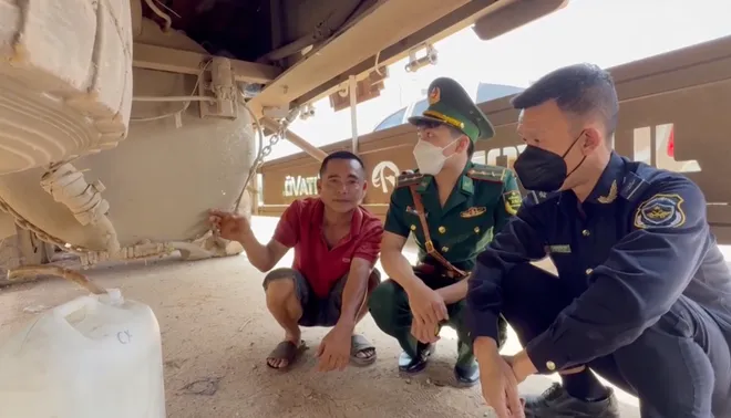 Bắt giữ gần 900 l&iacute;t dầu qua Cửa khẩu Nam Giang- Ảnh 1.