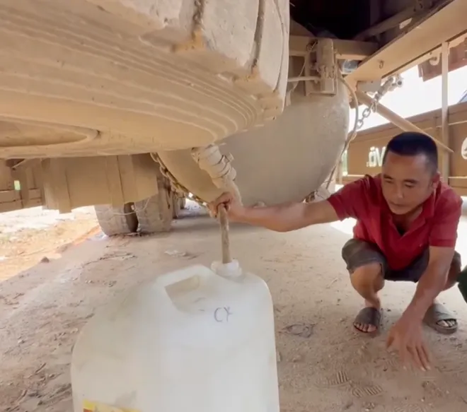 Bắt giữ gần 900 l&iacute;t dầu qua Cửa khẩu Nam Giang- Ảnh 2.