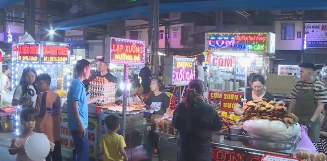 Phố Ẩm thực Di&ecirc;n Hồng - Điểm nhấn mới của kinh tế đ&ecirc;m phố n&uacute;i Gia Lai- Ảnh 4.