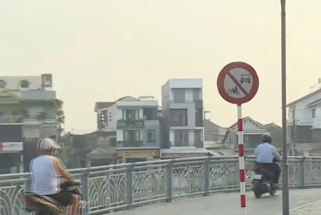 Cần chấn chỉnh t&igrave;nh trạng xe m&aacute;y đi v&agrave;o đường d&agrave;nh cho người đi bộ ở Huế- Ảnh 2.