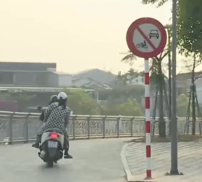 Cần chấn chỉnh t&igrave;nh trạng xe m&aacute;y đi v&agrave;o đường d&agrave;nh cho người đi bộ ở Huế- Ảnh 1.