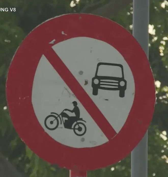 Cần chấn chỉnh t&igrave;nh trạng xe m&aacute;y đi v&agrave;o đường d&agrave;nh cho người đi bộ ở Huế- Ảnh 3.