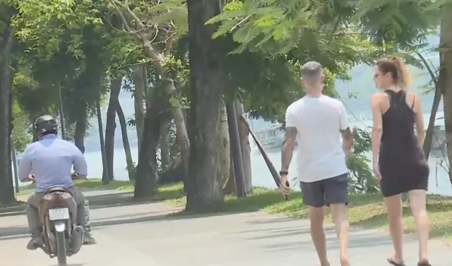 Cần chấn chỉnh t&igrave;nh trạng xe m&aacute;y đi v&agrave;o đường d&agrave;nh cho người đi bộ ở Huế- Ảnh 5.