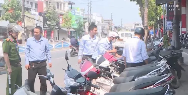 Siết chặt việc lập lại trật tự vỉa h&egrave;, x&acirc;y dựng diện mạo đ&ocirc; thị văn minh ở Huế- Ảnh 4.