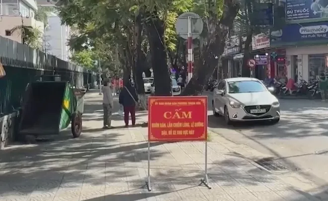 Siết chặt việc lập lại trật tự vỉa h&egrave;, x&acirc;y dựng diện mạo đ&ocirc; thị văn minh ở Huế- Ảnh 7.