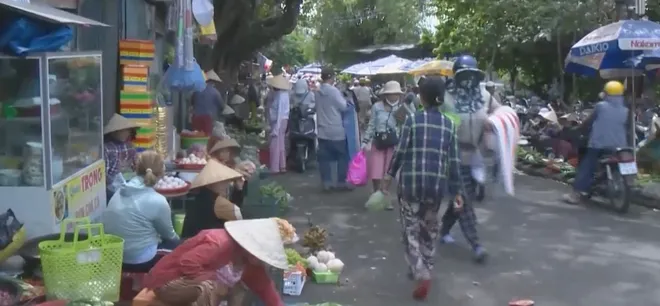 Siết chặt việc lập lại trật tự vỉa h&egrave;, x&acirc;y dựng diện mạo đ&ocirc; thị văn minh ở Huế- Ảnh 1.