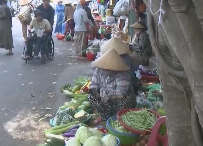 Siết chặt việc lập lại trật tự vỉa h&egrave;, x&acirc;y dựng diện mạo đ&ocirc; thị văn minh ở Huế- Ảnh 2.