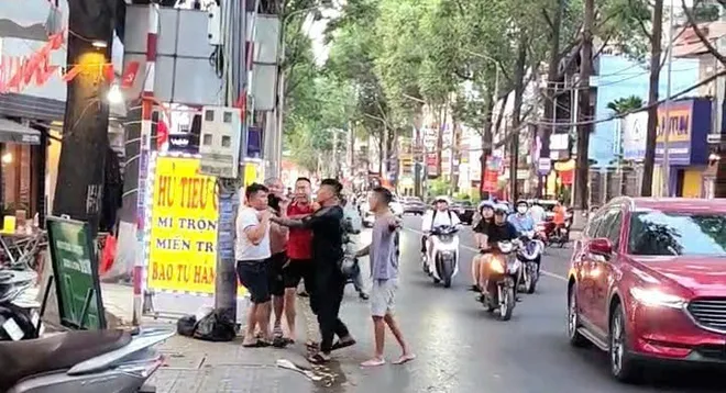 Va chạm giao th&ocirc;ng nhỏ, gọi người đến đ&aacute;nh nhau g&acirc;y n&aacute;o loạn đường phố ở Đồng Nai - Ảnh 2.