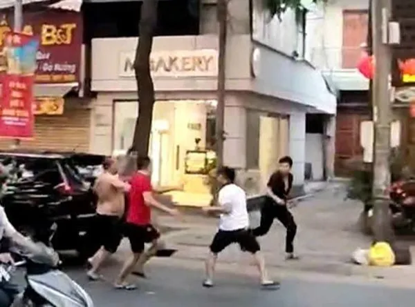 Va chạm giao th&ocirc;ng nhỏ, gọi người đến đ&aacute;nh nhau g&acirc;y n&aacute;o loạn đường phố ở Đồng Nai - Ảnh 1.