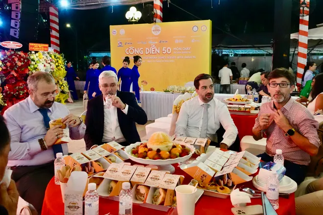 Lễ hội b&aacute;nh m&igrave; h&uacute;t kh&aacute;ch ngay trong ng&agrave;y đầu khai mạc - Ảnh 10.