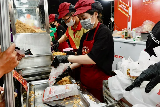 Lễ hội b&aacute;nh m&igrave; h&uacute;t kh&aacute;ch ngay trong ng&agrave;y đầu khai mạc - Ảnh 12.