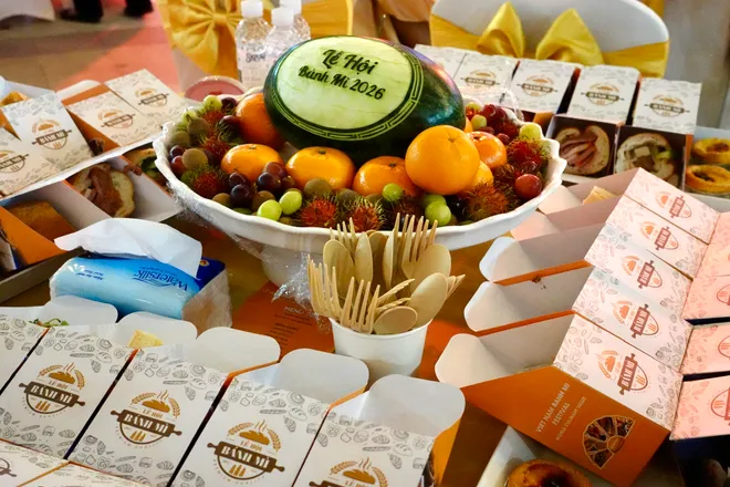 Lễ hội b&aacute;nh m&igrave; h&uacute;t kh&aacute;ch ngay trong ng&agrave;y đầu khai mạc - Ảnh 13.