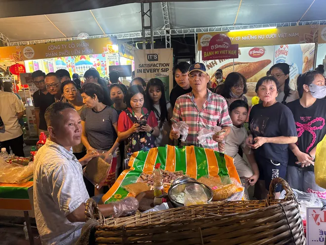 Lễ hội b&aacute;nh m&igrave; h&uacute;t kh&aacute;ch ngay trong ng&agrave;y đầu khai mạc - Ảnh 11.