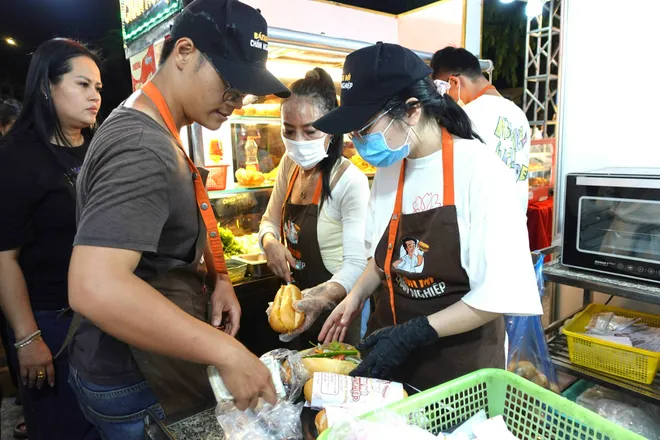 Lễ hội b&aacute;nh m&igrave; h&uacute;t kh&aacute;ch ngay trong ng&agrave;y đầu khai mạc - Ảnh 6.