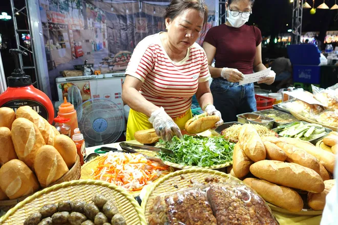 Lễ hội b&aacute;nh m&igrave; h&uacute;t kh&aacute;ch ngay trong ng&agrave;y đầu khai mạc - Ảnh 8.