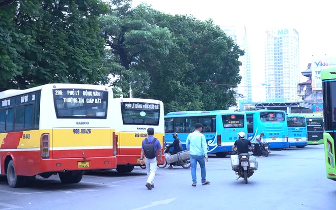 H&agrave; Nội miễn ph&iacute; v&eacute; t&agrave;u, xe: Người d&acirc;n phấn khởi tận hưởng kỳ nghỉ lễ thảnh thơi, tiết kiệm  - Ảnh 1.