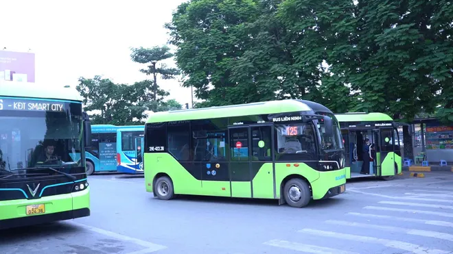 H&agrave; Nội miễn ph&iacute; v&eacute; t&agrave;u, xe: Người d&acirc;n phấn khởi tận hưởng kỳ nghỉ lễ thảnh thơi, tiết kiệm  - Ảnh 2.