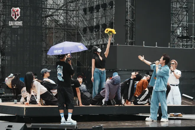 Gai Home tổng duyệt trong mưa, c&aacute;c Anh T&agrave;i vẫn ch&aacute;y hết m&igrave;nh- Ảnh 7.