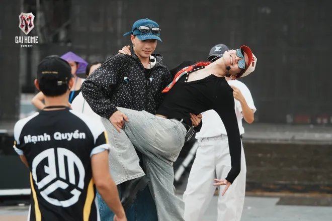 Gai Home tổng duyệt trong mưa, c&aacute;c Anh T&agrave;i vẫn ch&aacute;y hết m&igrave;nh- Ảnh 8.