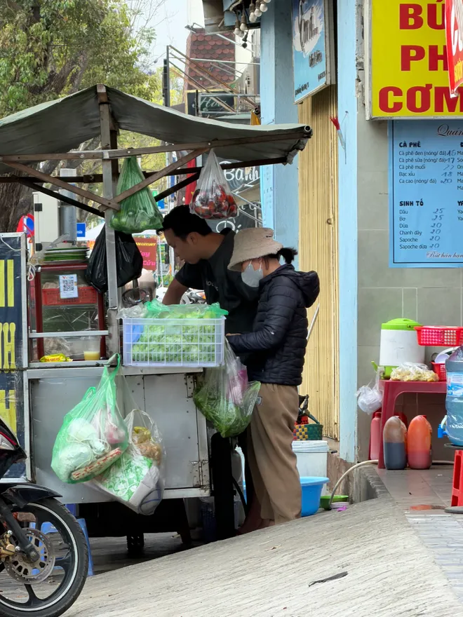 Tiếng g&otilde; trong đ&ecirc;m, b&aacute;t hủ tiếu trong k&yacute; ức- Ảnh 4.