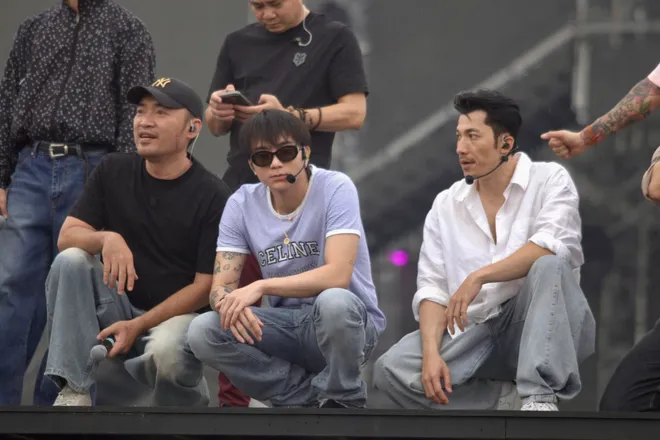 Gai Home tổng duyệt trong mưa, c&aacute;c Anh T&agrave;i vẫn ch&aacute;y hết m&igrave;nh- Ảnh 9.