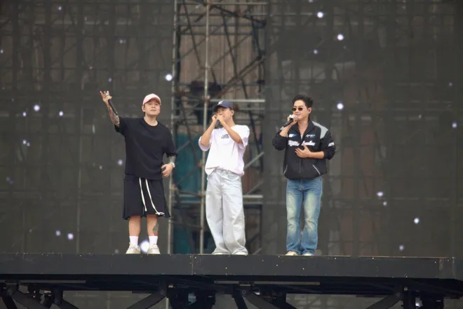 Gai Home tổng duyệt trong mưa, c&aacute;c Anh T&agrave;i vẫn ch&aacute;y hết m&igrave;nh- Ảnh 11.