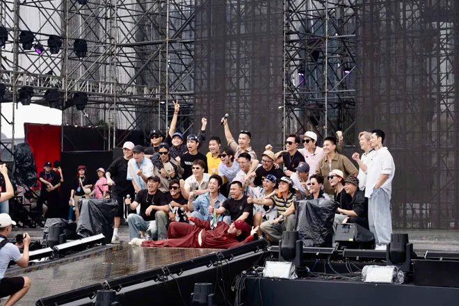 Gai Home tổng duyệt trong mưa, c&aacute;c Anh T&agrave;i vẫn ch&aacute;y hết m&igrave;nh- Ảnh 14.