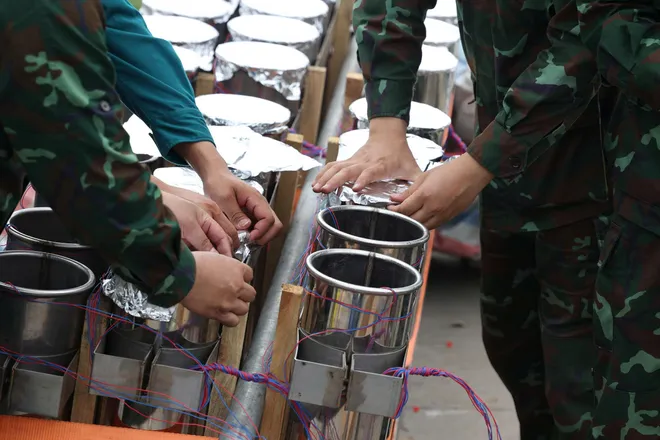 Cận cảnh trận địa ph&aacute;o hoa trước đ&ecirc;m Giỗ Tổ H&ugrave;ng Vương - Ảnh 5.