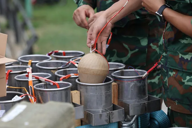 Cận cảnh trận địa ph&aacute;o hoa trước đ&ecirc;m Giỗ Tổ H&ugrave;ng Vương - Ảnh 3.