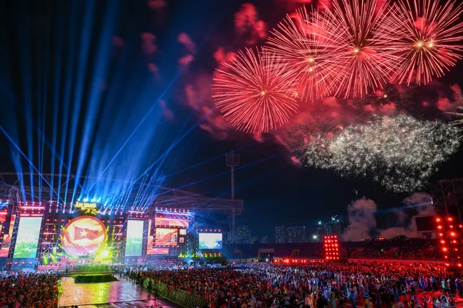 Ph&aacute;o hoa rực s&aacute;ng tr&ecirc;n bầu trời H&agrave; Nội trong concert "&Acirc;m vang Tổ quốc" - Ảnh 3.