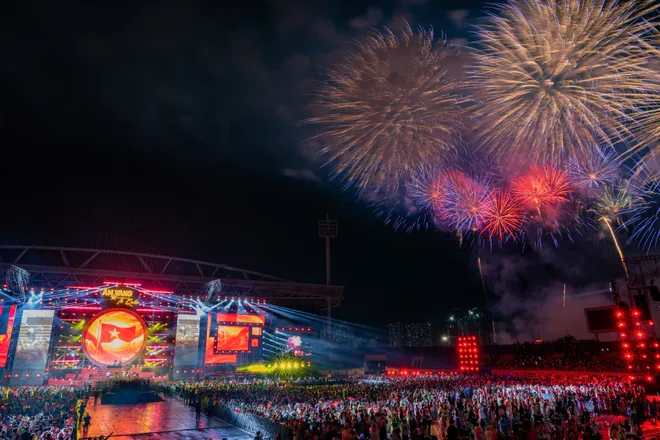 Ph&aacute;o hoa rực s&aacute;ng tr&ecirc;n bầu trời H&agrave; Nội trong concert "&Acirc;m vang Tổ quốc" - Ảnh 5.
