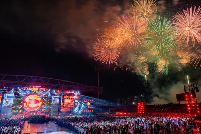 Ph&aacute;o hoa rực s&aacute;ng tr&ecirc;n bầu trời H&agrave; Nội trong concert "&Acirc;m vang Tổ quốc" - Ảnh 4.