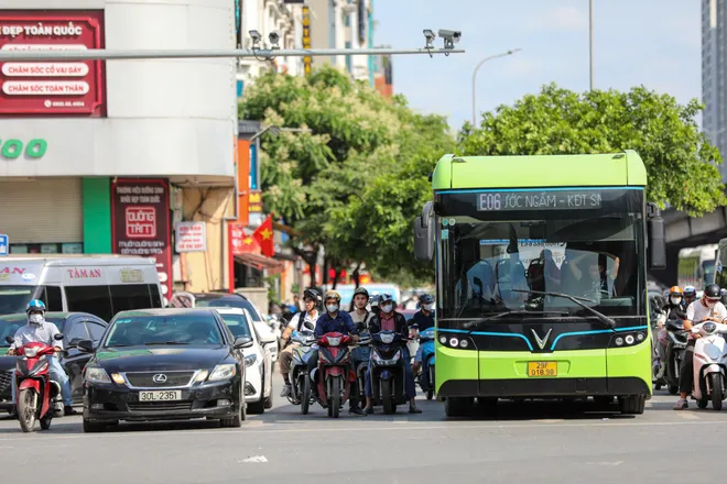 CSGT H&agrave; Nội tăng cường bảo đảm giao th&ocirc;ng dịp nghỉ lễ 30/4 v&agrave; 1/5, kh&ocirc;ng để &ugrave;n tắc k&eacute;o d&agrave;i - Ảnh 3.