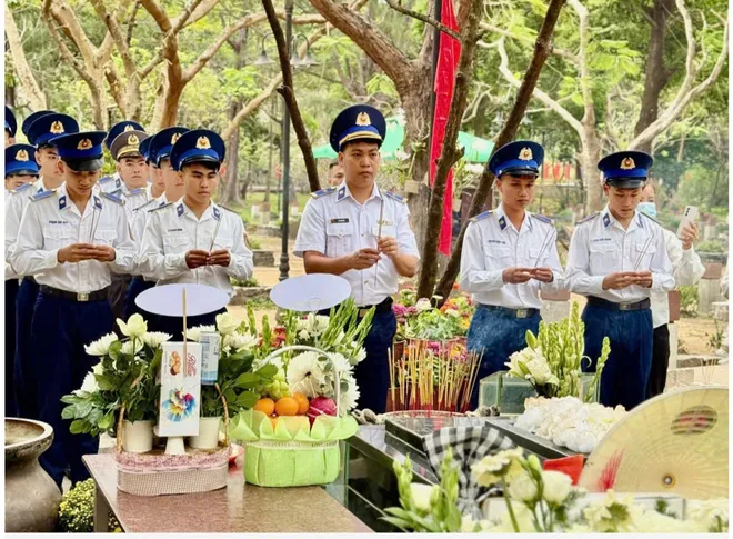 Hải đội 33: Giữ b&igrave;nh y&ecirc;n biển đảo qu&ecirc; hương trong ng&agrave;y vui thống nhất- Ảnh 4.