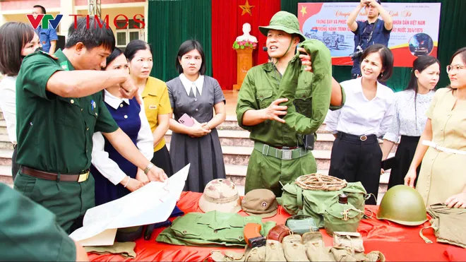 T&aacute;i hiện qu&acirc;n trang chiến sĩ giải ph&oacute;ng qu&acirc;n: Điểm nhấn gi&aacute;o dục lịch sử dịp 30/4 - Ảnh 5.