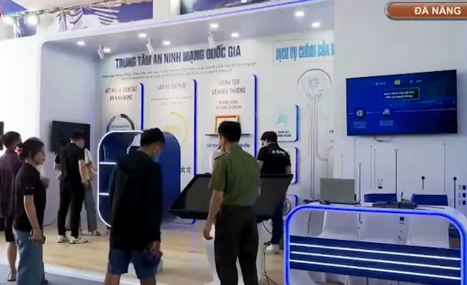Hiện đại h&oacute;a lực lượng an ninh: Dấu ấn từ kh&ocirc;ng gian triển l&atilde;m &ldquo;Tổ quốc b&igrave;nh y&ecirc;n&rdquo;- Ảnh 3.