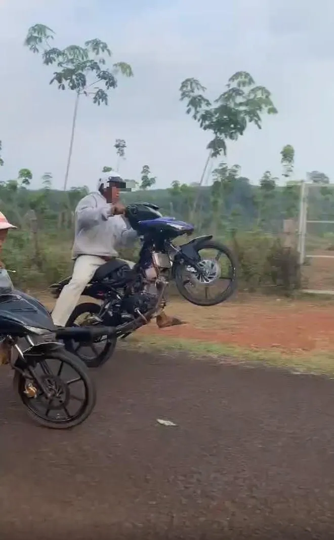 Xử l&yacute; nh&oacute;m đối tượng d&agrave;n cảnh bốc đầu xe, đăng video l&ecirc;n mạng x&atilde; hội g&acirc;y mất an ninh trật tự - Ảnh 2.