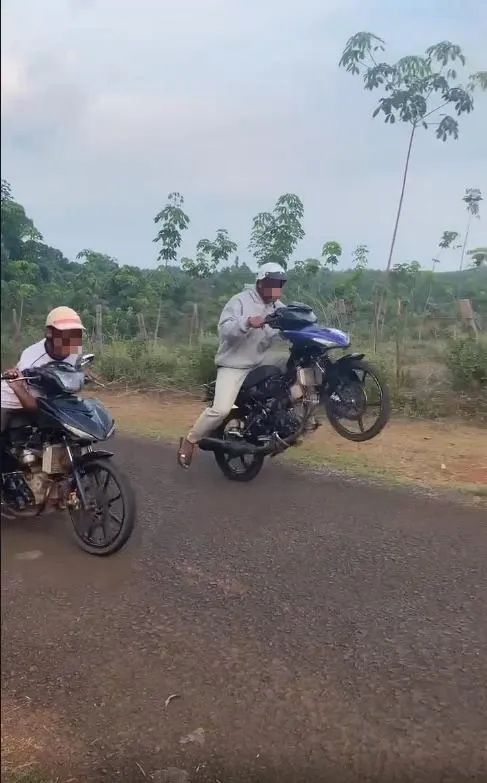 Xử l&yacute; nh&oacute;m đối tượng d&agrave;n cảnh bốc đầu xe, đăng video l&ecirc;n mạng x&atilde; hội g&acirc;y mất an ninh trật tự - Ảnh 1.